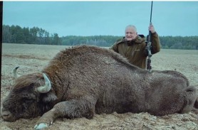 FOTO/VIDEO: Dodon s-a fotografiat alături de un zimbru mort, simbolul național al RM: „Oleacă snaiper”